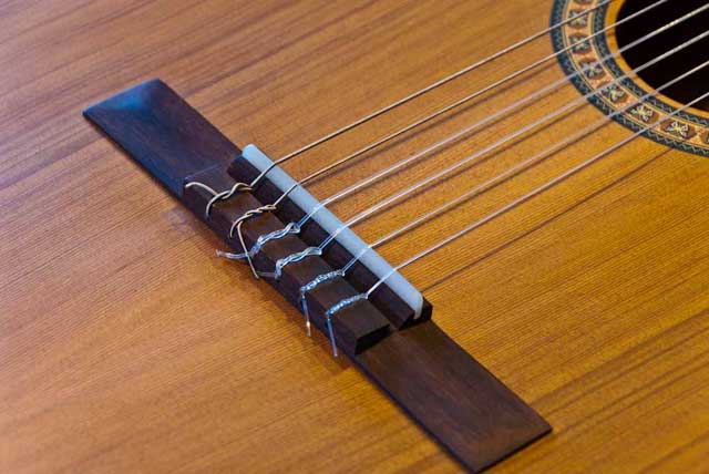 Comment Remplacer les cordes d'une Guitare Classique?
