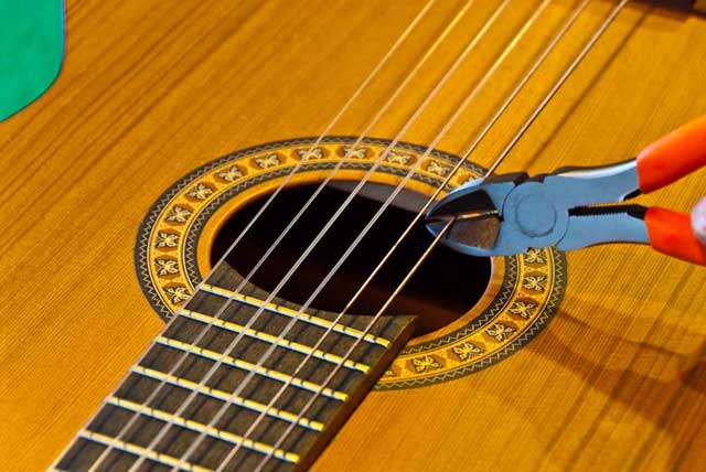 Comment Remplacer les cordes d'une Guitare Classique?