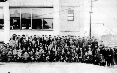 1920: Employés de l'usine Gibson